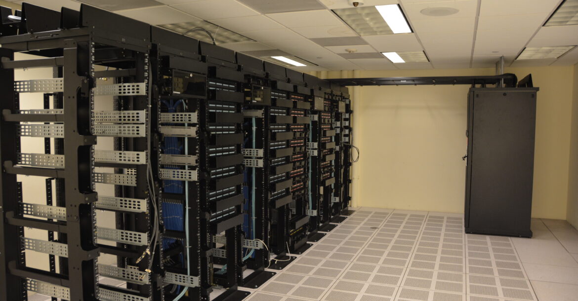 Serverracks in einem modernen Rechenzentrum für den Betrieb virtueller Server