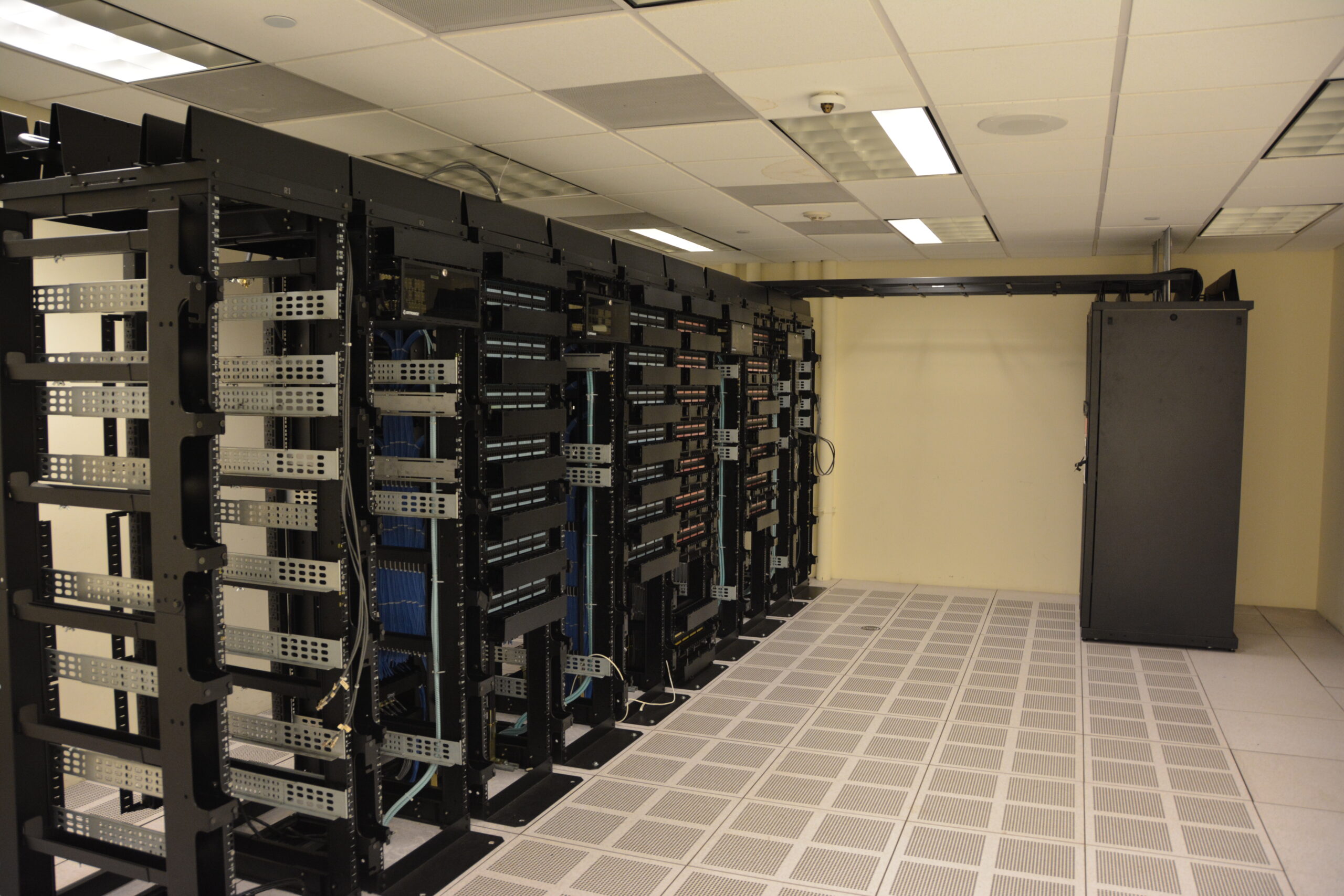 Serverracks in einem modernen Rechenzentrum für den Betrieb virtueller Server